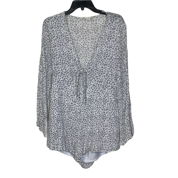 Altar'd State Tunic Top Size Medium Gray Cream Pattern Front Tie Lined Womens - Picture 1 of 9